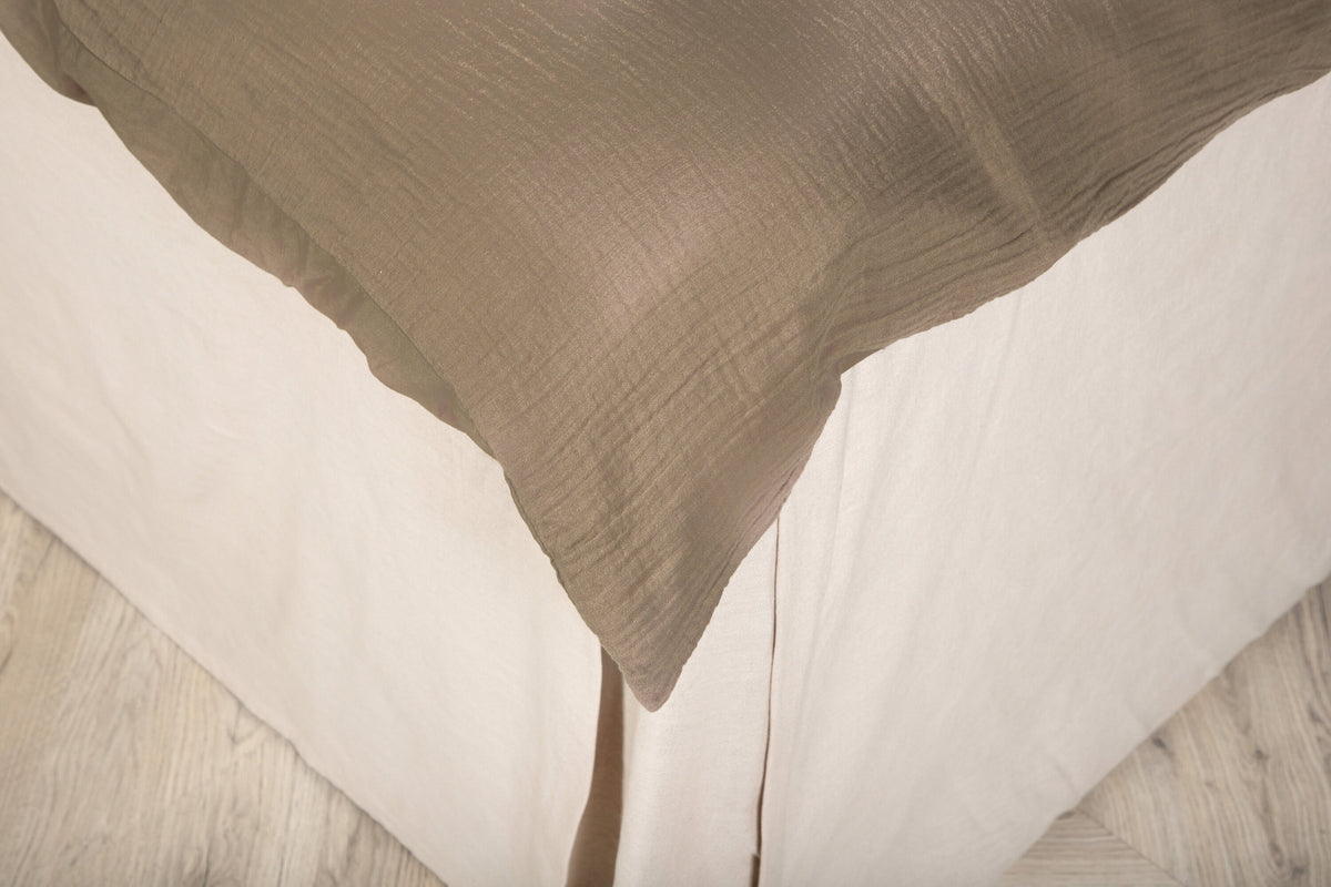 Mila Bettgarnitur in Braun präsentiert im Onlineshop von KAQTU Design AG. Bettwäsche ist von Venture Home