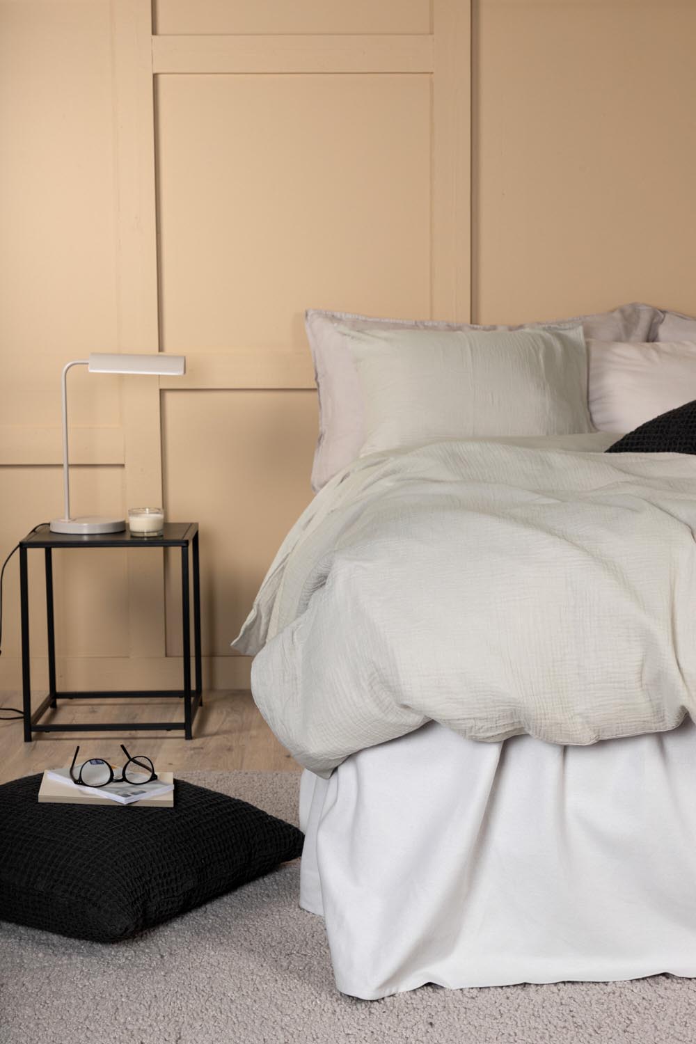 Mila Bettgarnitur in Hellgrau präsentiert im Onlineshop von KAQTU Design AG. Bettwäsche ist von Venture Home