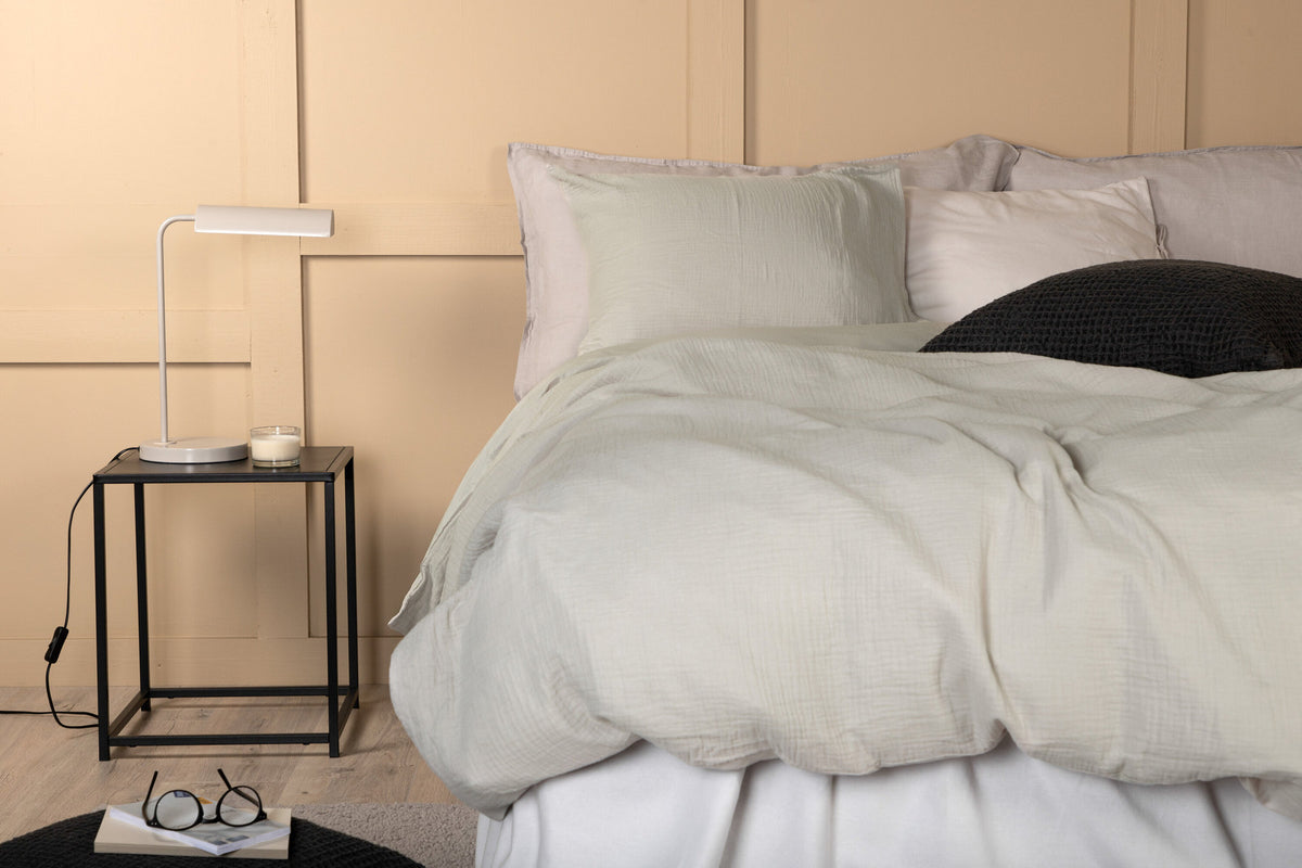 Mila Bettgarnitur in Hellgrau präsentiert im Onlineshop von KAQTU Design AG. Bettwäsche ist von Venture Home