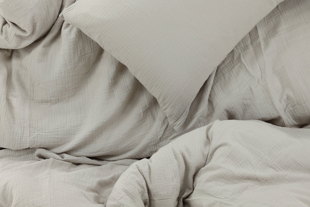 Mila Bettgarnitur in Hellgrau präsentiert im Onlineshop von KAQTU Design AG. Bettwäsche ist von Venture Home