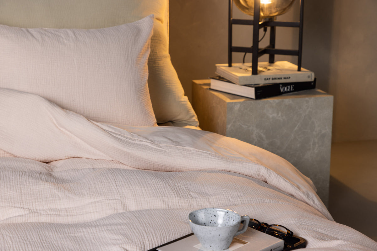 Mila Bettgarnitur Kombo in Hell-Pink präsentiert im Onlineshop von KAQTU Design AG. Bettwäsche ist von Venture Home