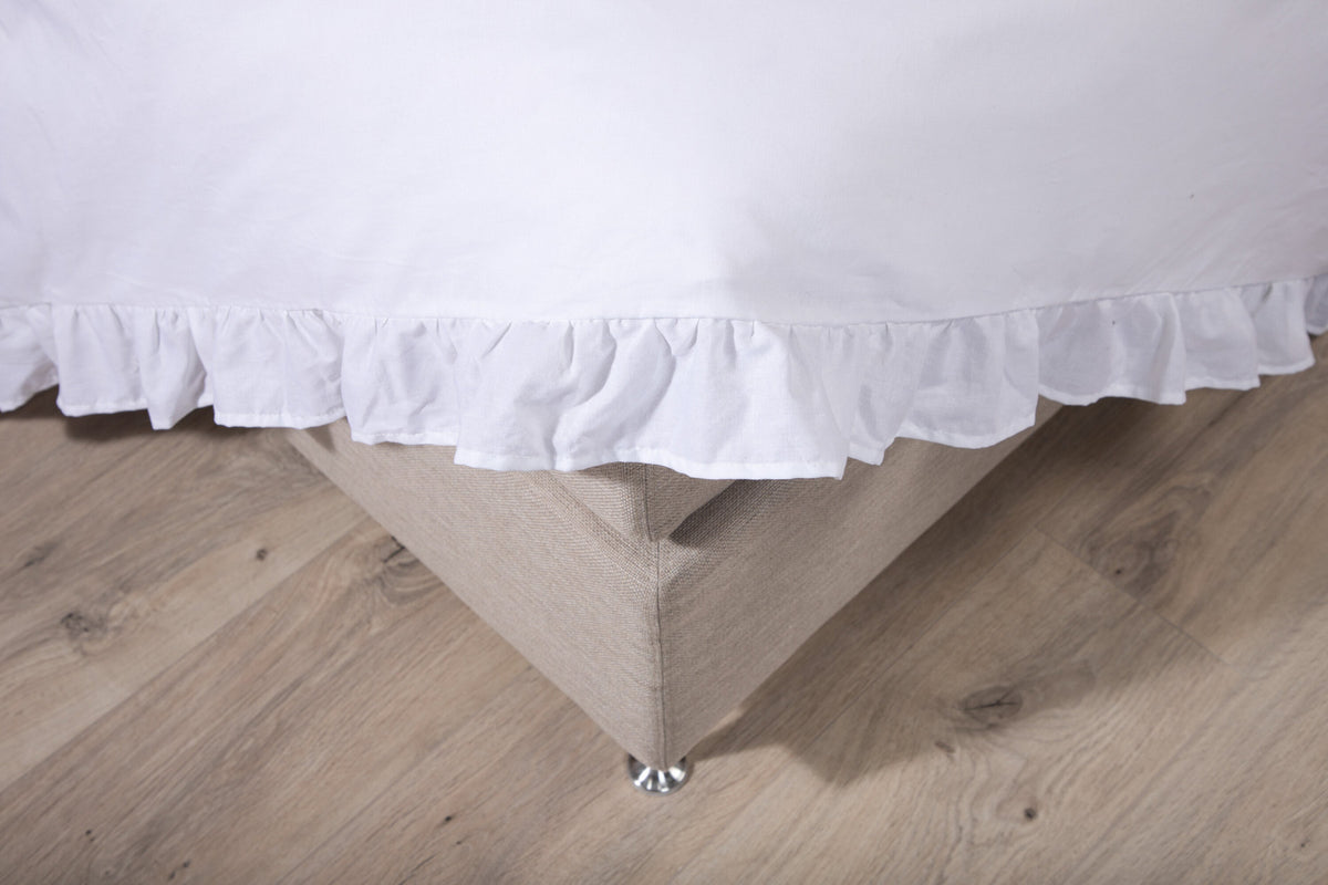 Levi Bettgarnitur in Weiss präsentiert im Onlineshop von KAQTU Design AG. Bettwäsche ist von Venture Home