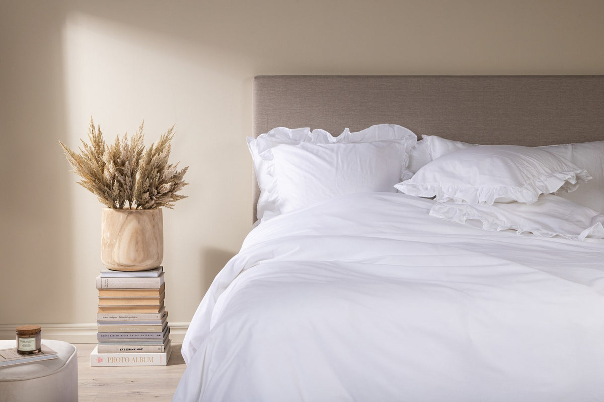 Levi Bettgarnitur in Weiss präsentiert im Onlineshop von KAQTU Design AG. Bettwäsche ist von Venture Home