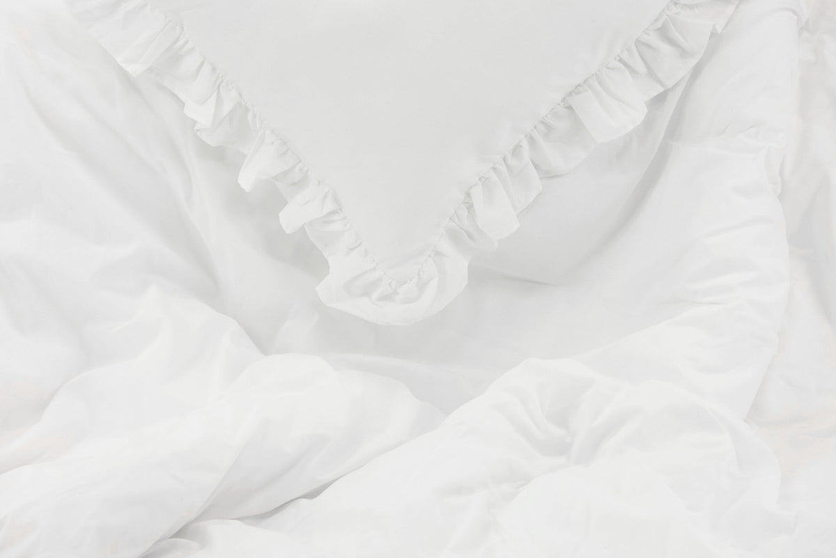 Levi Bettgarnitur von Venture Home in Sand aus 100 % Baumwolle, Bettbezug mit dekorativer Rüsche und zwei passenden Kissenbezügen.
