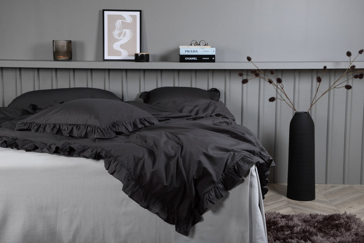 Levi Bettgarnitur in Anthrazit präsentiert im Onlineshop von KAQTU Design AG. Bettwäsche ist von Venture Home