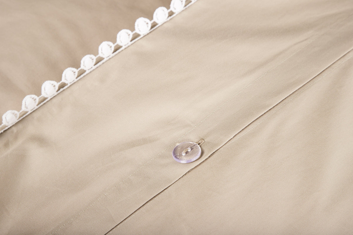 Livia Bettgarnitur in Beige präsentiert im Onlineshop von KAQTU Design AG. Bettwäsche ist von Venture Home