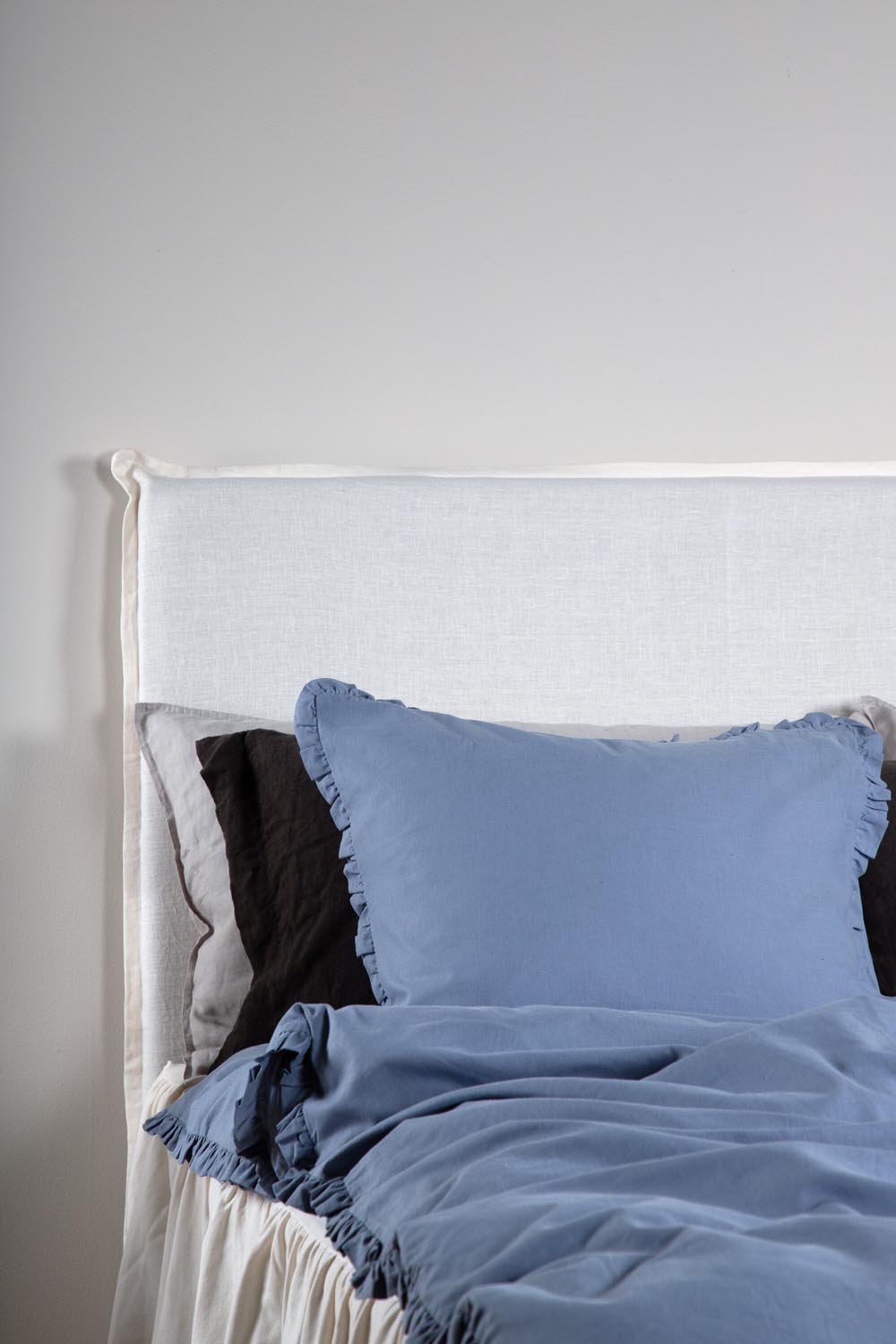 Lias Bettgarnitur in Blau präsentiert im Onlineshop von KAQTU Design AG. Bettwäsche ist von Venture Home