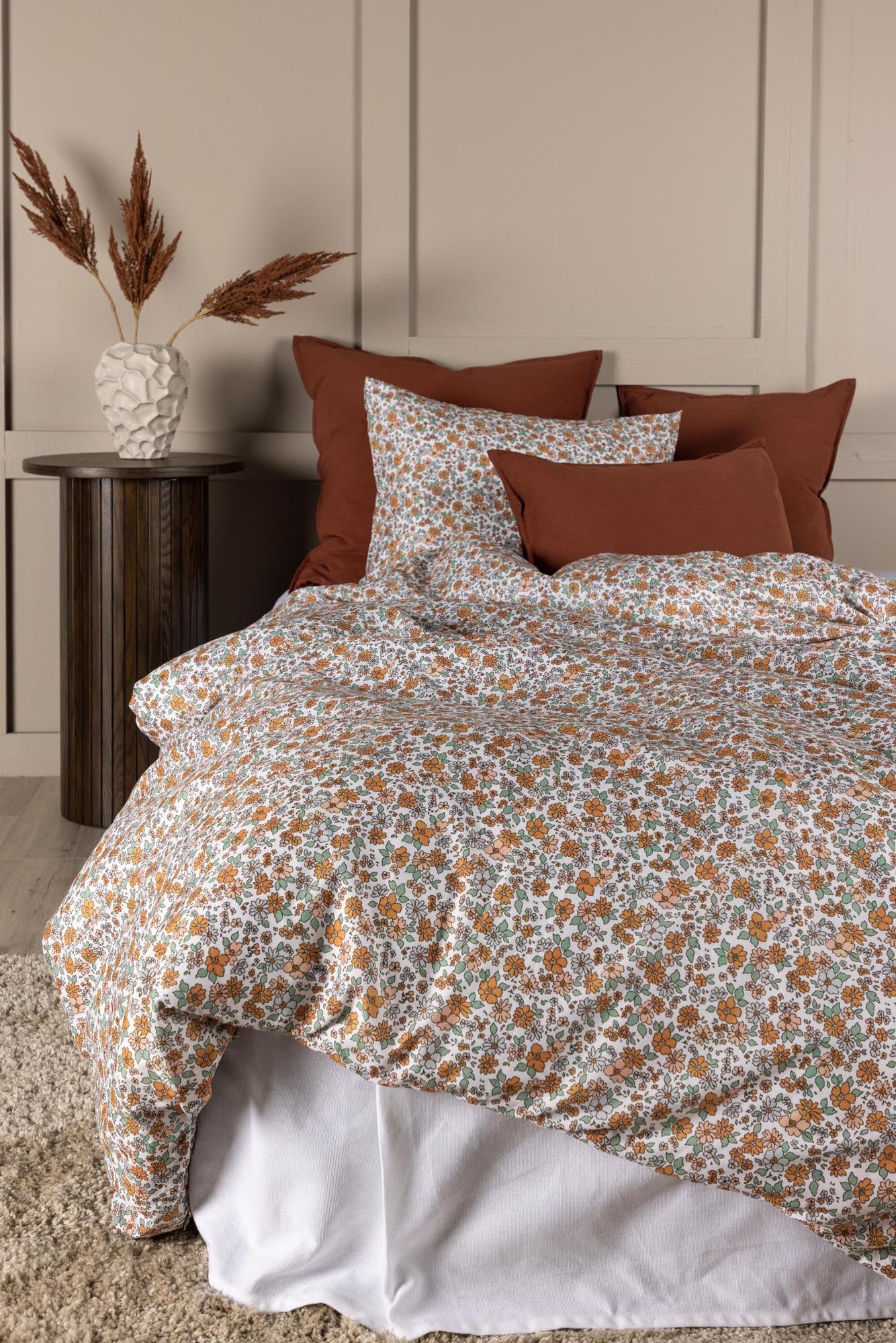 Verleihen Sie Ihrem Schlafzimmer mit der Vicky Bettgarnitur von Venture Home Eleganz und Gemütlichkeit. Hochwertige, pflegeleichte Bettwäsche mit lebendigen Blumenmotiven.