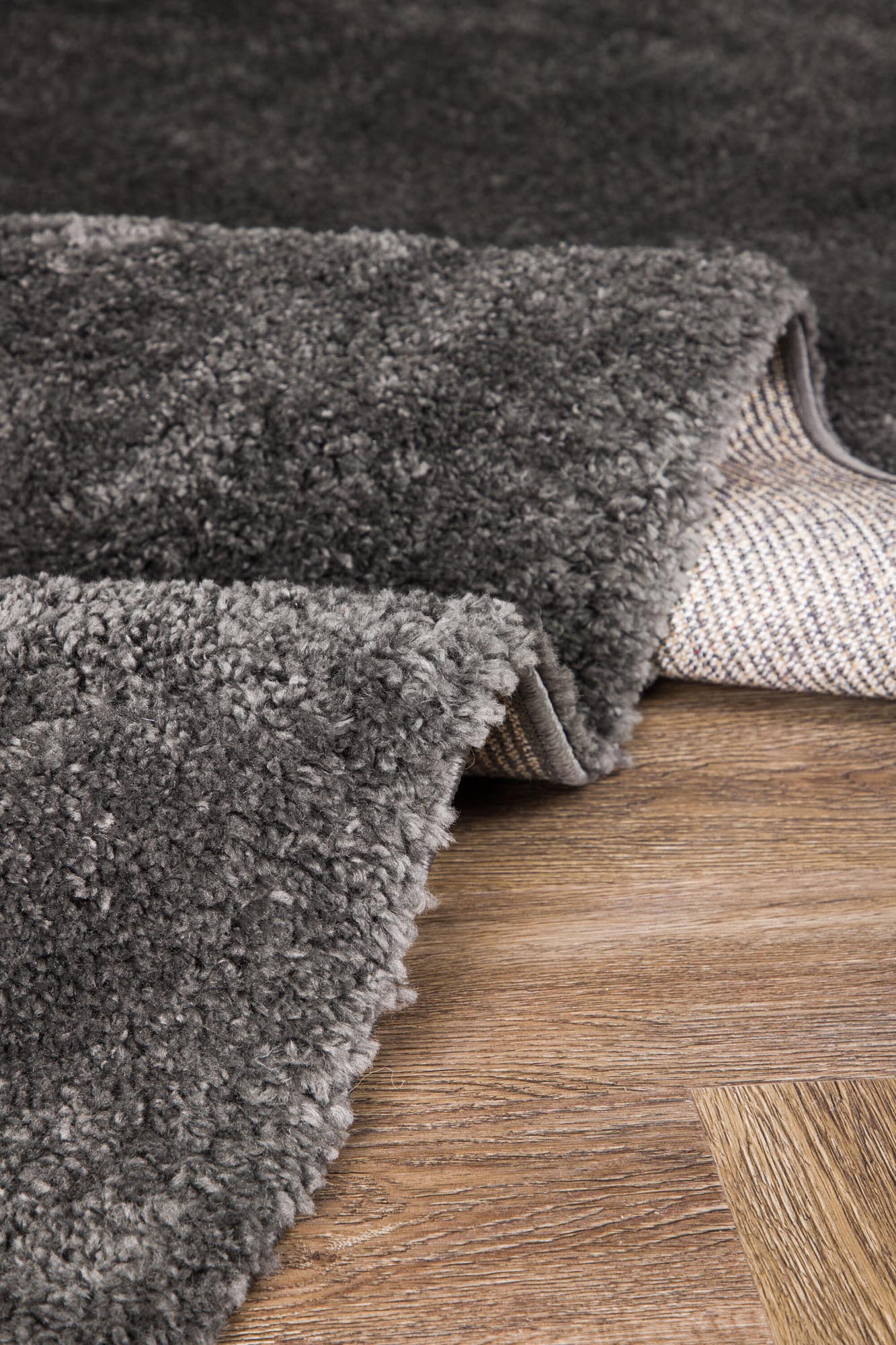 Walter Pluto Teppich Rechteckig in Dunkelgrau präsentiert im Onlineshop von KAQTU Design AG. Teppich ist von Venture Home