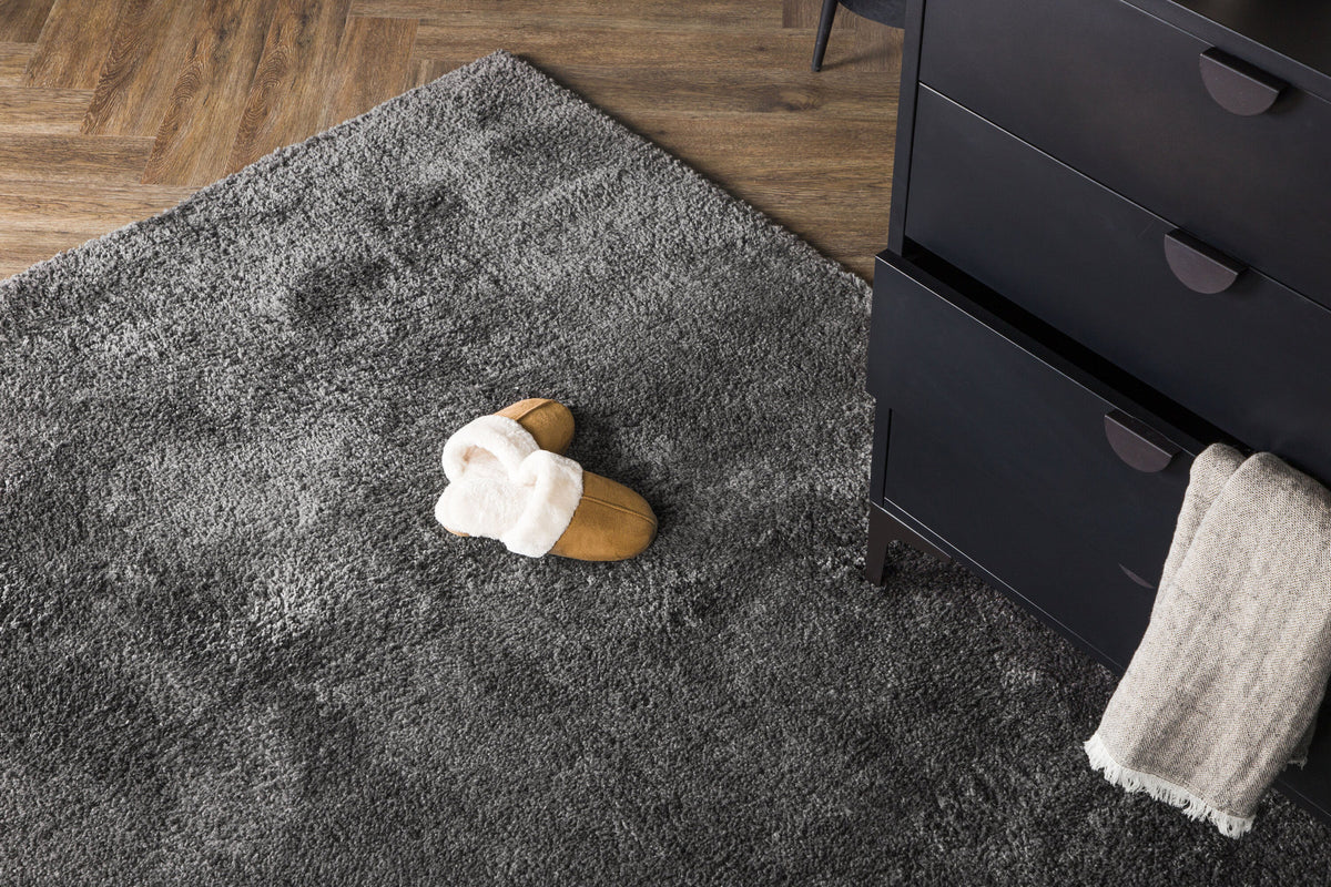 Walter Pluto Teppich Rechteckig in Dunkelgrau präsentiert im Onlineshop von KAQTU Design AG. Teppich ist von Venture Home