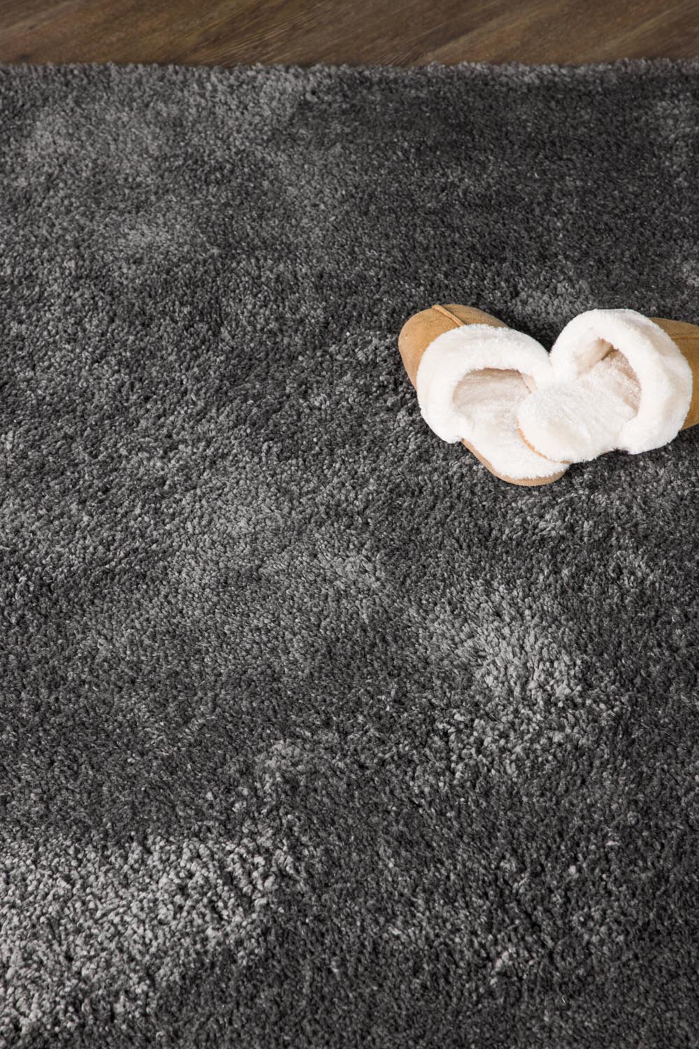 Walter Pluto Teppich Rechteckig in Dunkelgrau präsentiert im Onlineshop von KAQTU Design AG. Teppich ist von Venture Home