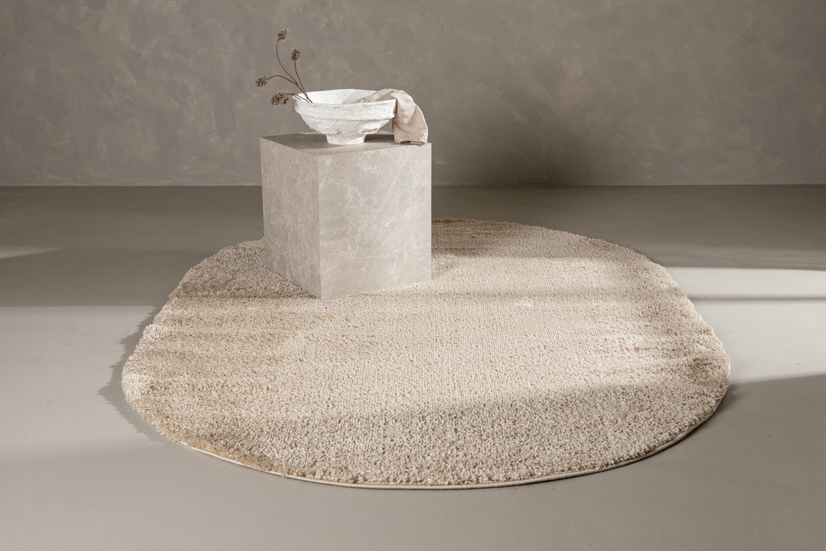 Walter Pluto Teppich Oval in Beige präsentiert im Onlineshop von KAQTU Design AG. Teppich ist von Venture Home