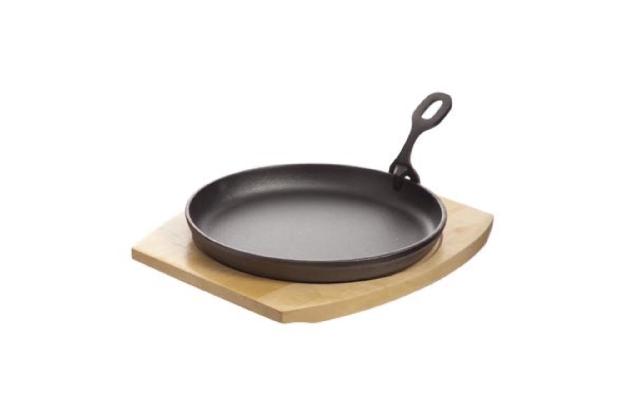 Gusseisenbratpfanne 22cm von Cosy & Trendy: langlebig, gleichmässige Wärme, abnehmbarer Holzgriff, ideal für kleine Portionen.