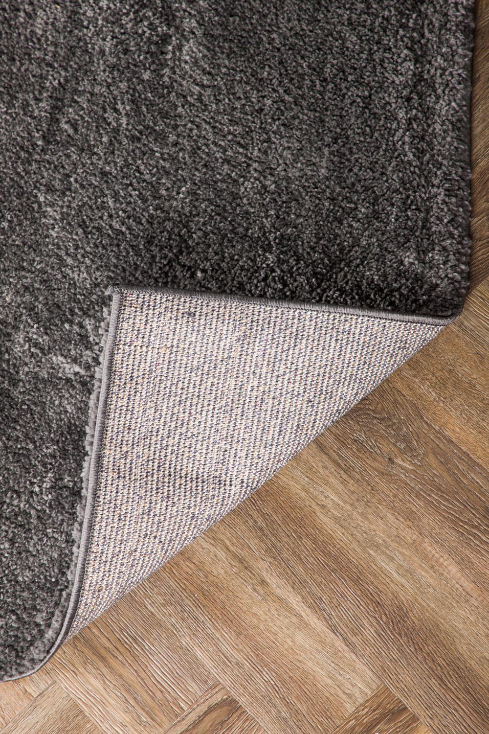 Walter Pluto Teppich Rechteckig in Dunkelgrau präsentiert im Onlineshop von KAQTU Design AG. Teppich ist von Venture Home