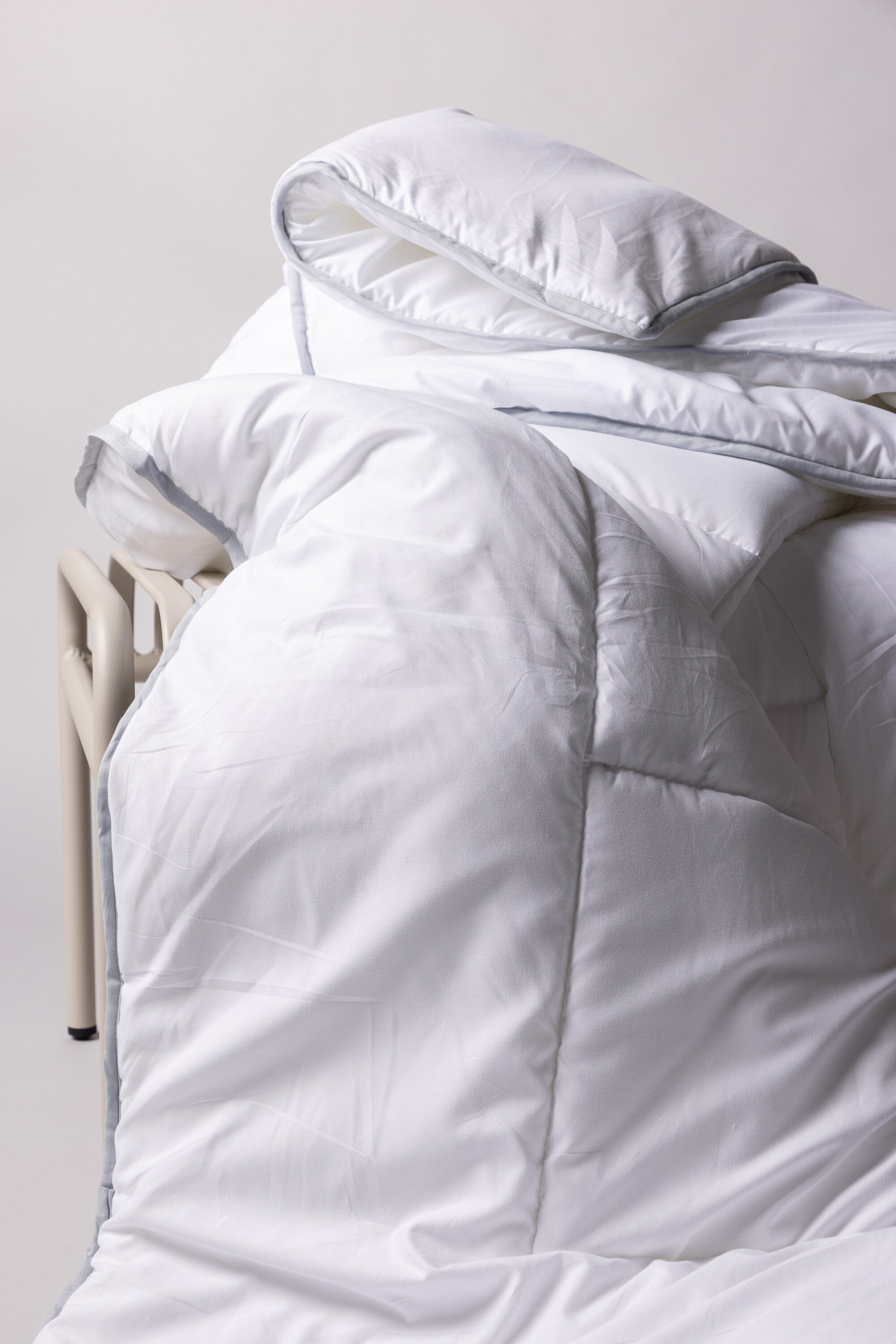 Alice Bettdecke in Weiss präsentiert im Onlineshop von KAQTU Design AG. Bettwäsche ist von Venture Home
