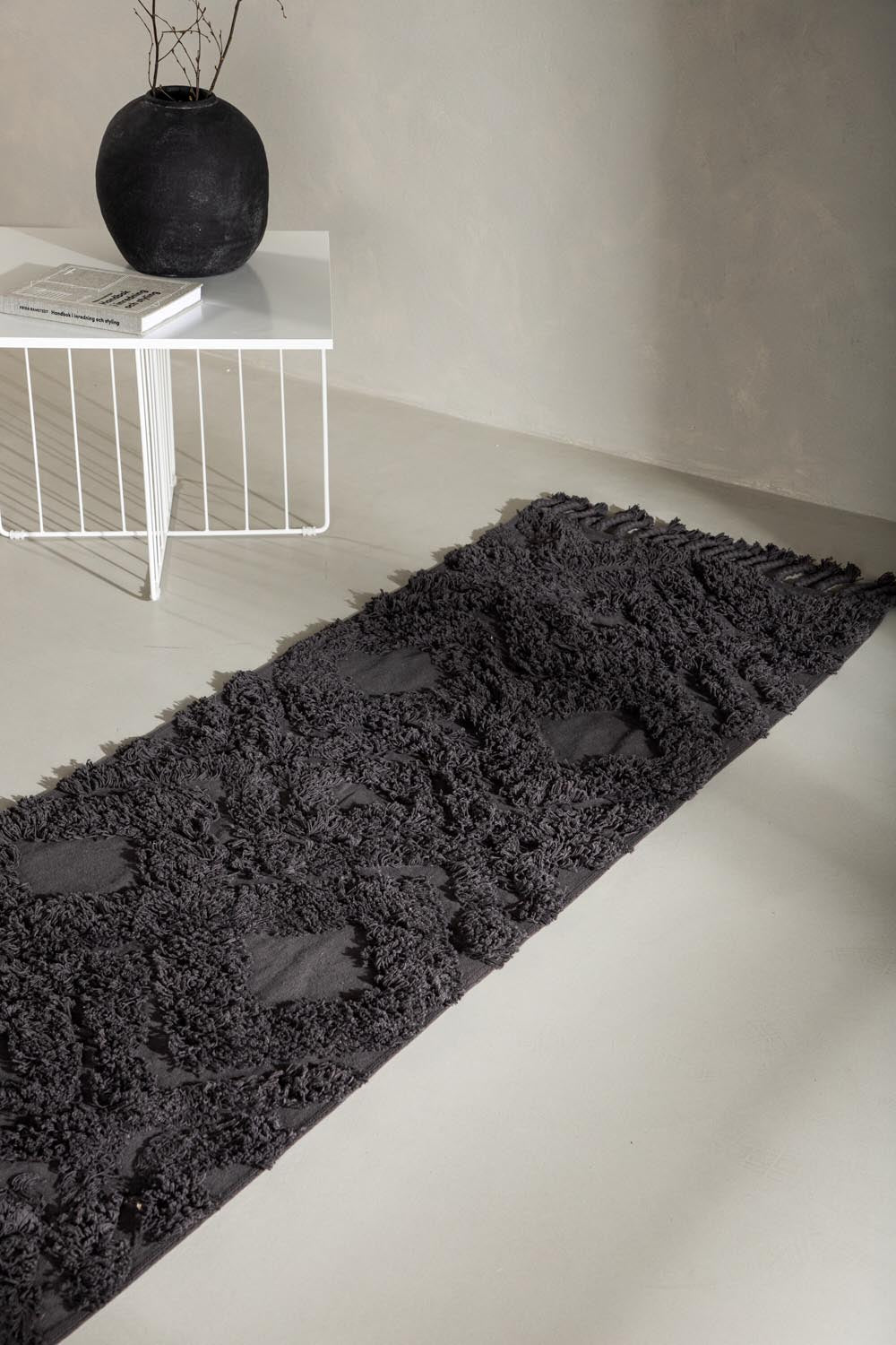 Hilma Teppich in Dunkelgrau präsentiert im Onlineshop von KAQTU Design AG. Teppich ist von Venture Home