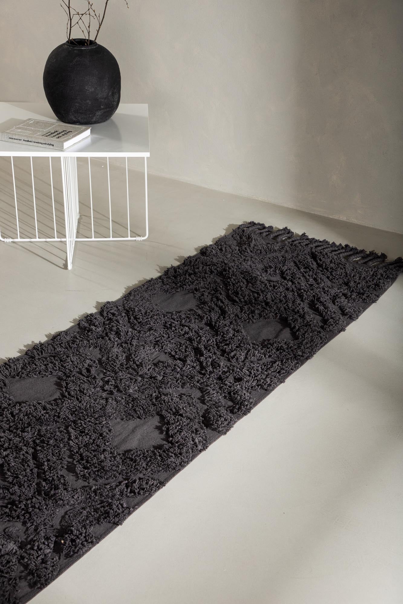 Hilma Teppich in Dunkelgrau präsentiert im Onlineshop von KAQTU Design AG. Teppich ist von Venture Home