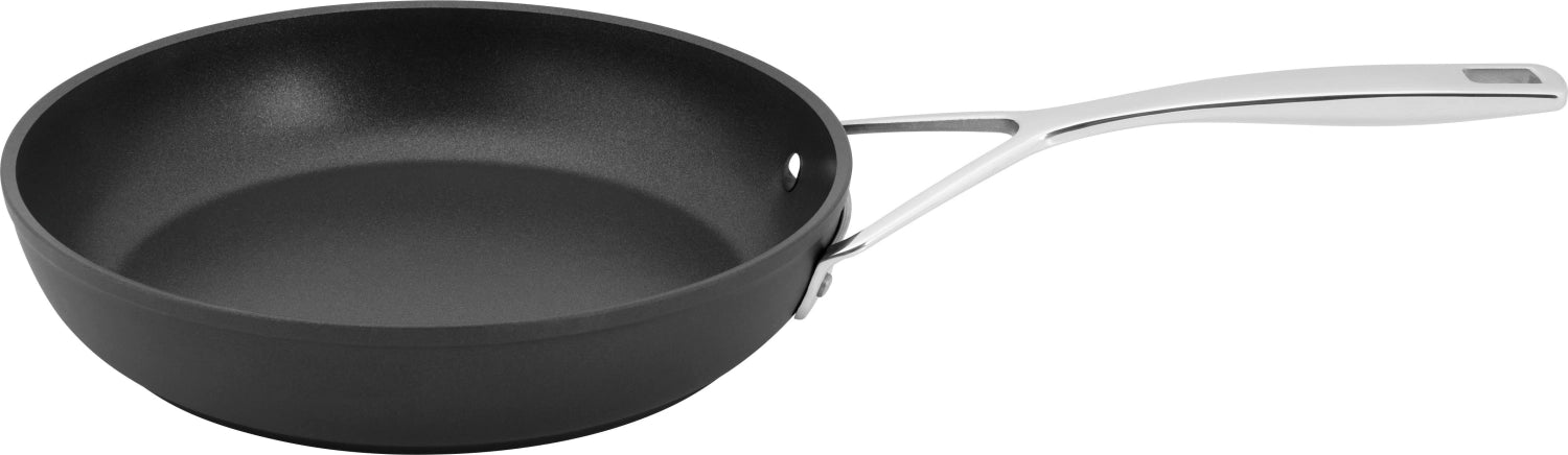 Entdecken Sie die Alu Pro 5 Bratpfanne von Demeyere: Robust, langlebig und ideal für alle Herdarten. Perfekte Ergebnisse dank innovativer Antihaftbeschichtung.