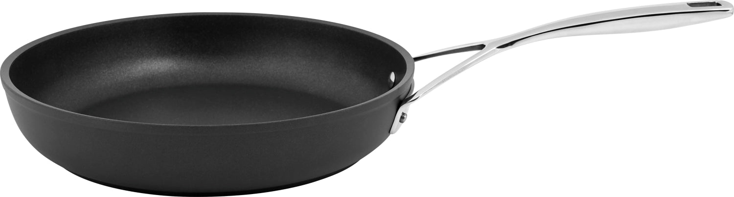 Entdecken Sie die Alu Pro 5 Bratpfanne von Demeyere: Robuste Bauweise, ergonomische Griffe und elegantes Design für perfekte Kochergebnisse.