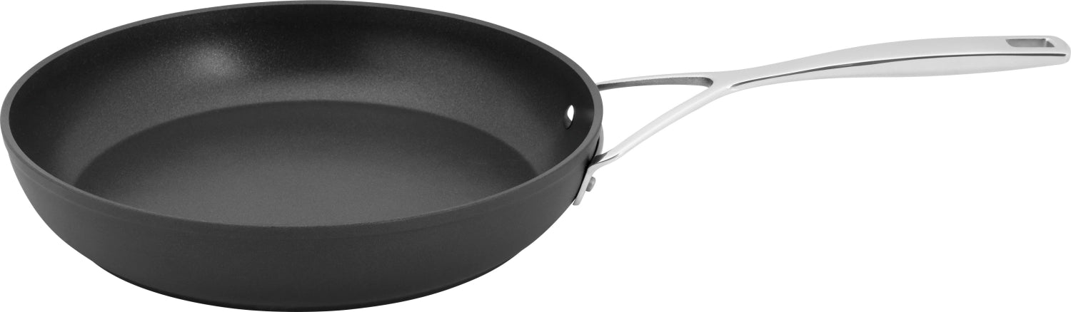 Entdecken Sie die Alu Pro 5 Bratpfanne von Demeyere: Robuste Bauweise, ergonomische Griffe und exzellente Antihaftbeschichtung für perfekte Kochergebnisse.