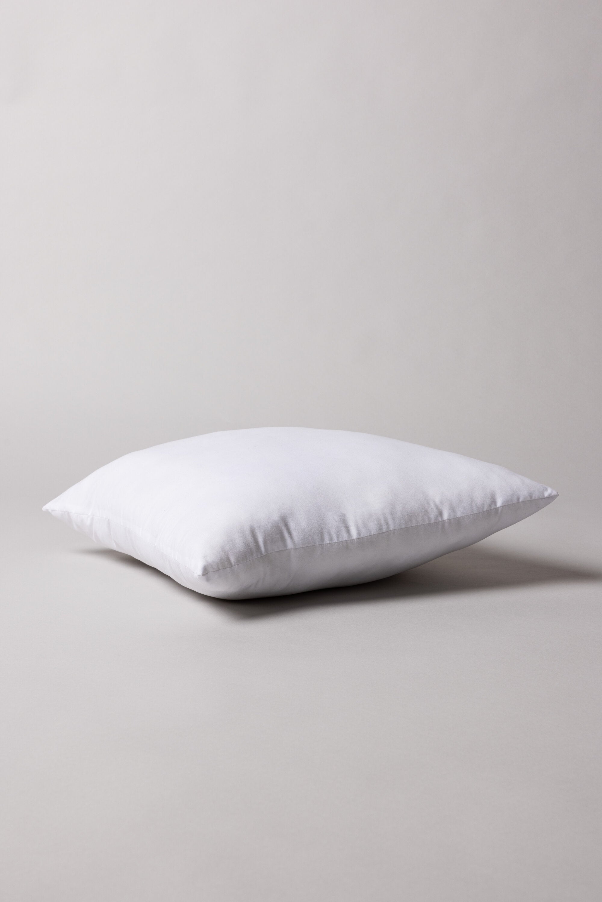 Wilma Innenkissen in Weiss präsentiert im Onlineshop von KAQTU Design AG. Kissenfüllung ist von Venture Home