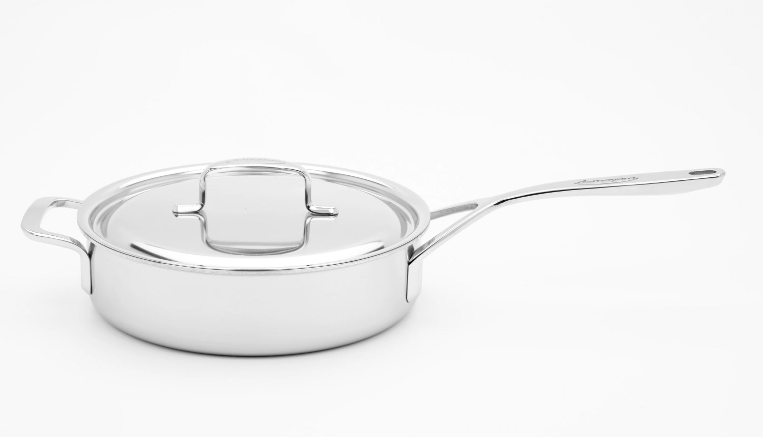 Elegante 24 cm Stielkasserolle der Demeyere 5 Plus Serie, ideal für vielseitige Kochanwendungen, inklusive passendem Deckel für besten Geschmack.