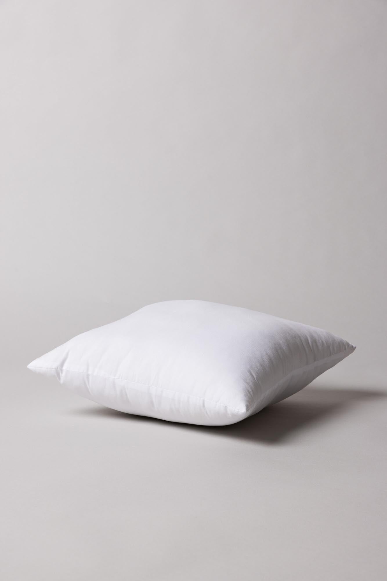 Ines Innenkissen in Weiss präsentiert im Onlineshop von KAQTU Design AG. Kissenfüllung ist von Venture Home