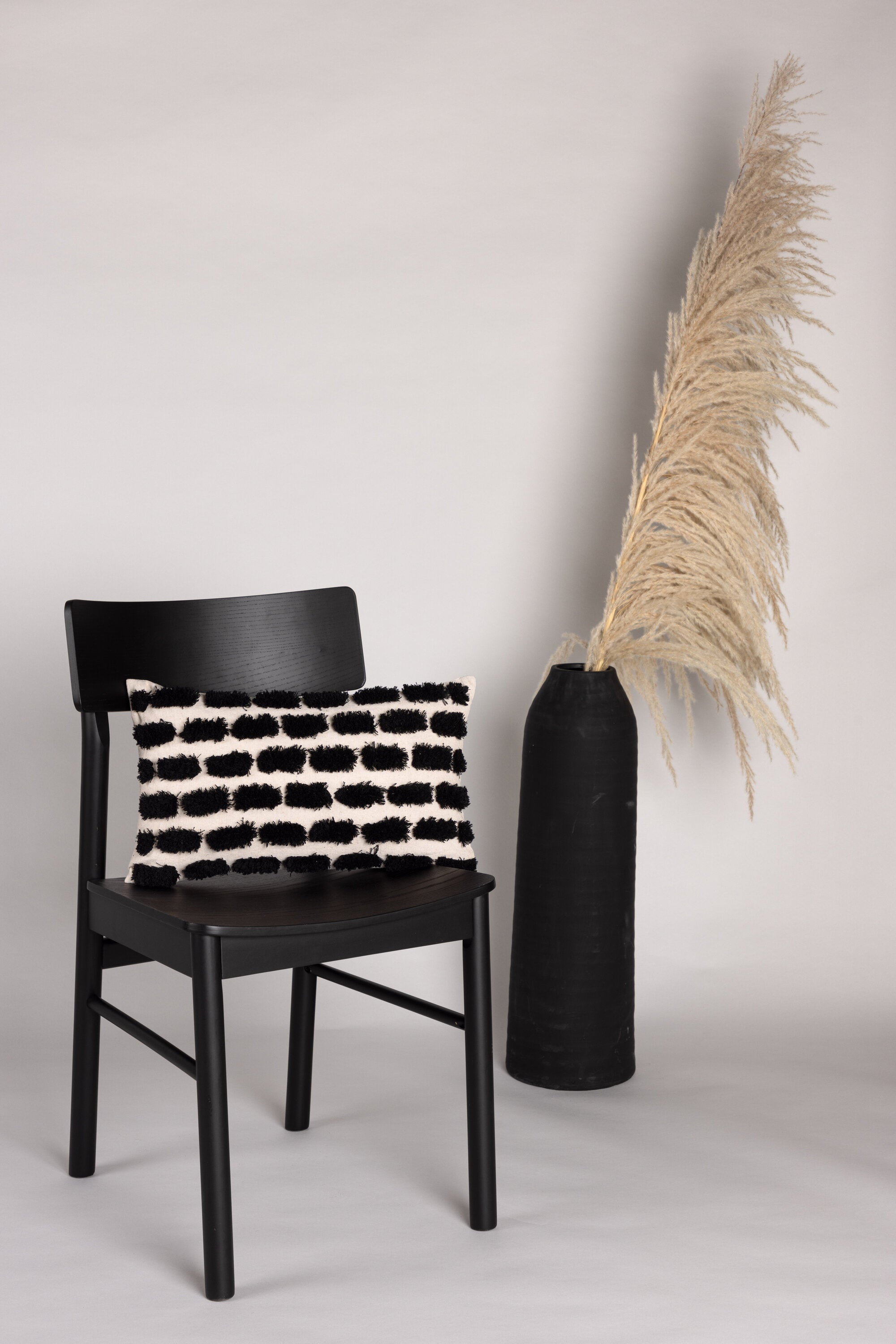 Lova Kissenbezug in Schwarz präsentiert im Onlineshop von KAQTU Design AG. Deko Kissenbezug ist von Venture Home