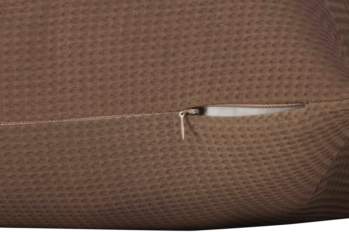 Celine Kissenbezug in Dunkelbraun präsentiert im Onlineshop von KAQTU Design AG. Deko Kissenbezug ist von Venture Home
