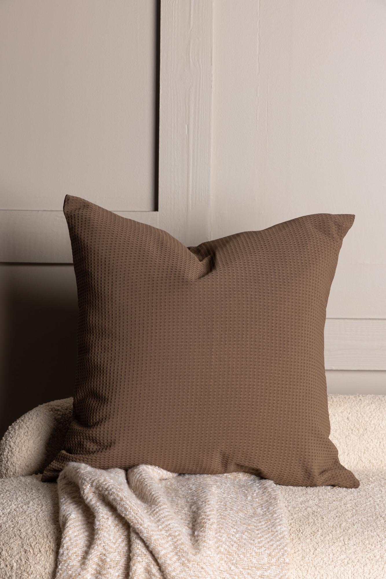 Celine Kissenbezug von Venture Home: Stilvoller Waffelstoff in Beige, langlebig und pflegeleicht – perfekter Akzent für Ihr Zuhause.