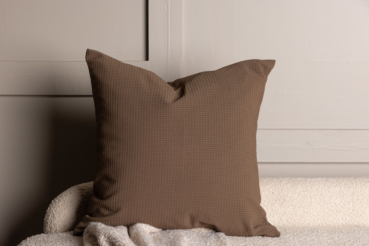 Celine Kissenbezug in Dunkelbraun präsentiert im Onlineshop von KAQTU Design AG. Deko Kissenbezug ist von Venture Home
