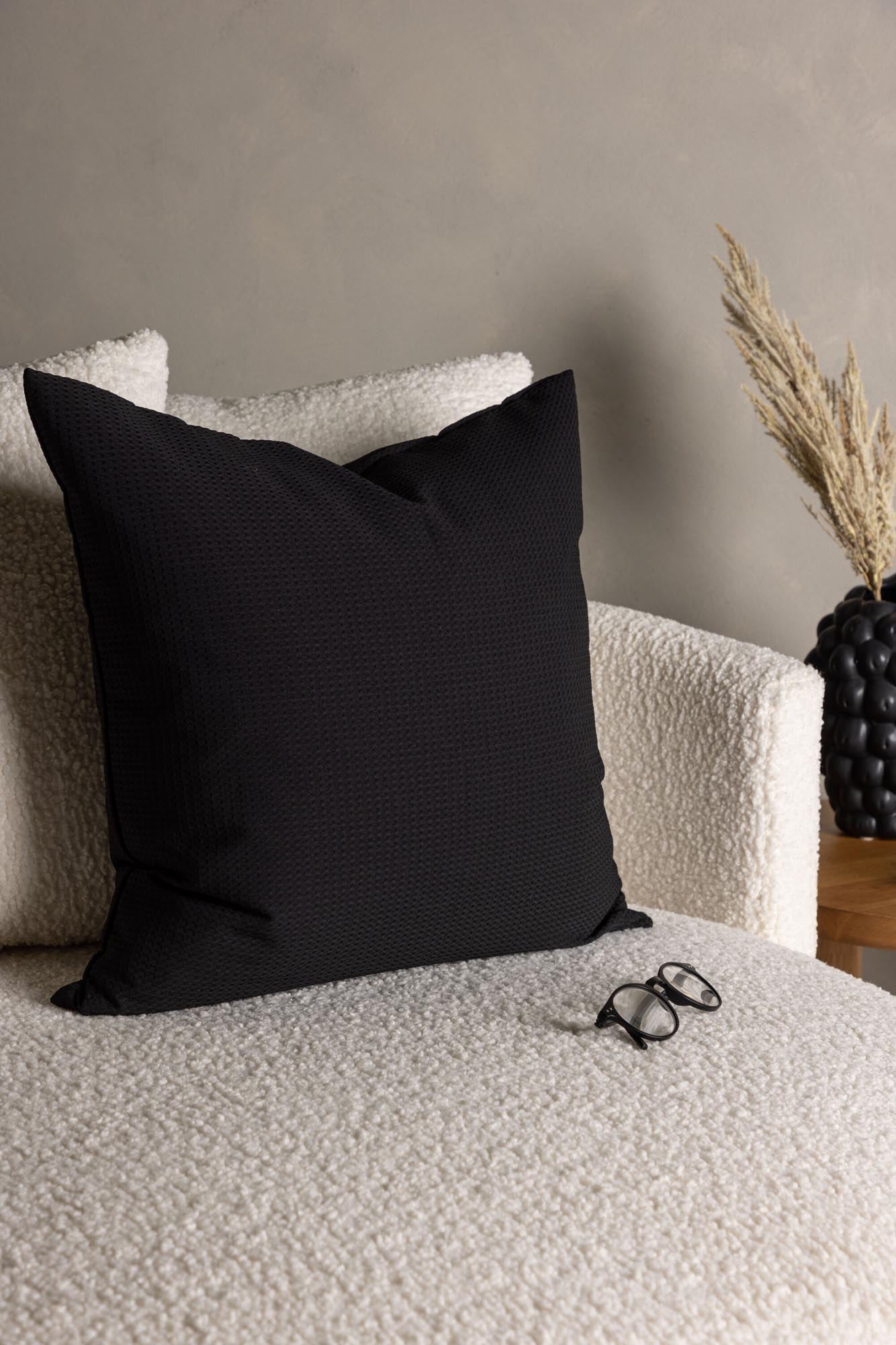 Celine Kissenbezug von Venture Home: Hochwertiger Polyester, elegantes Design in Beige, pflegeleicht und ideal für stilvolle Wohnräume.