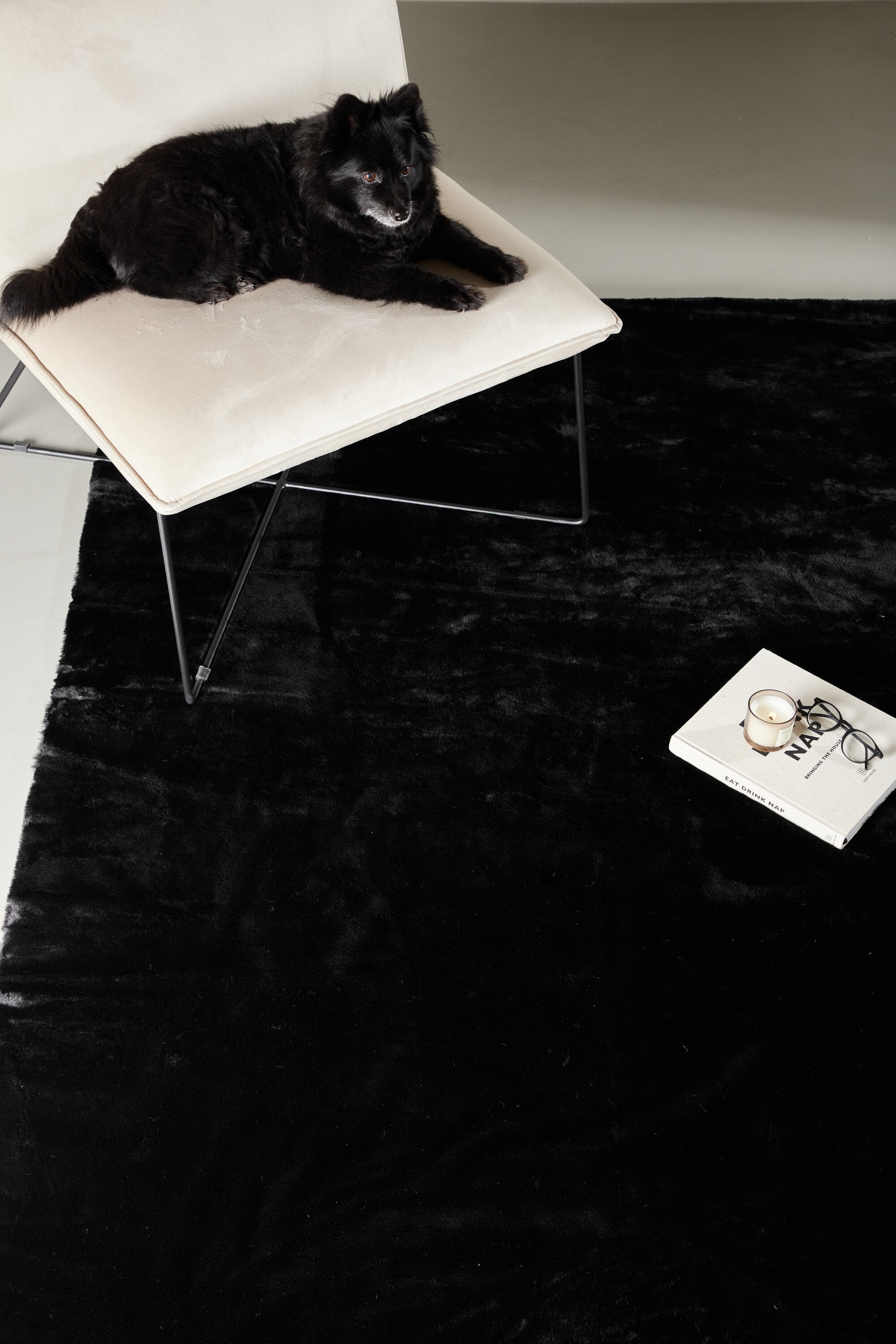 Nina Teppich in Schwarz präsentiert im Onlineshop von KAQTU Design AG. Teppich ist von Venture Home