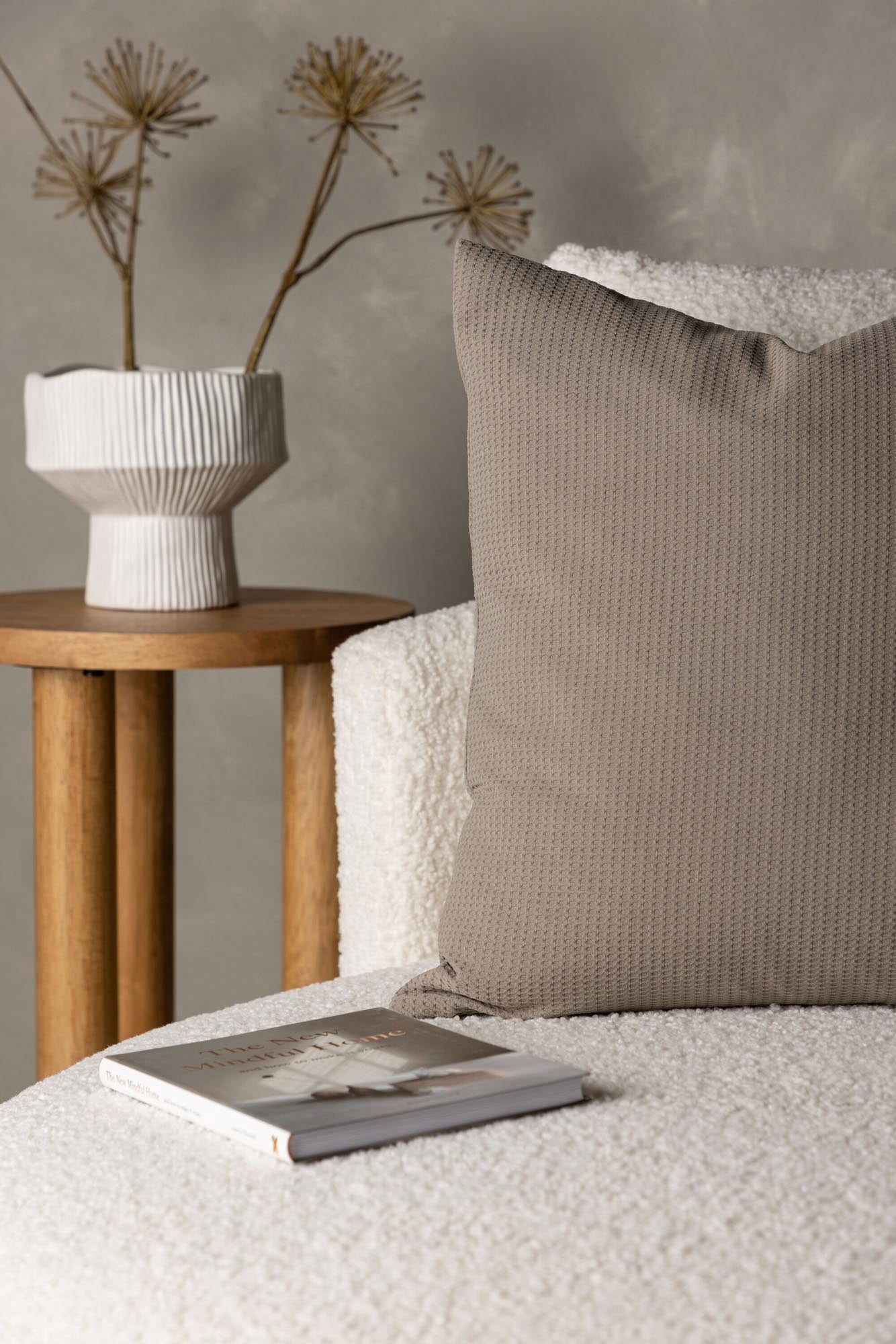 Celine Kissenbezug von Venture Home: Elegantes Design in Beige, langlebig und pflegeleicht, ideal für einladende Wohnräume.
