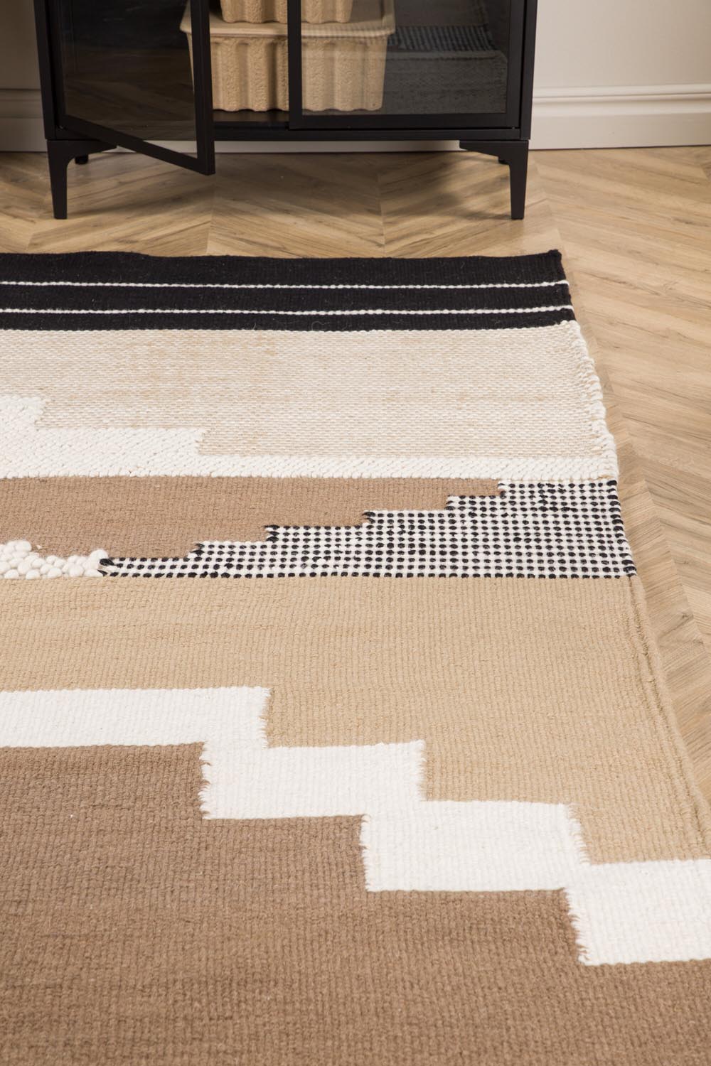 Aston Teppich in Braun präsentiert im Onlineshop von KAQTU Design AG. Teppich ist von Venture Home
