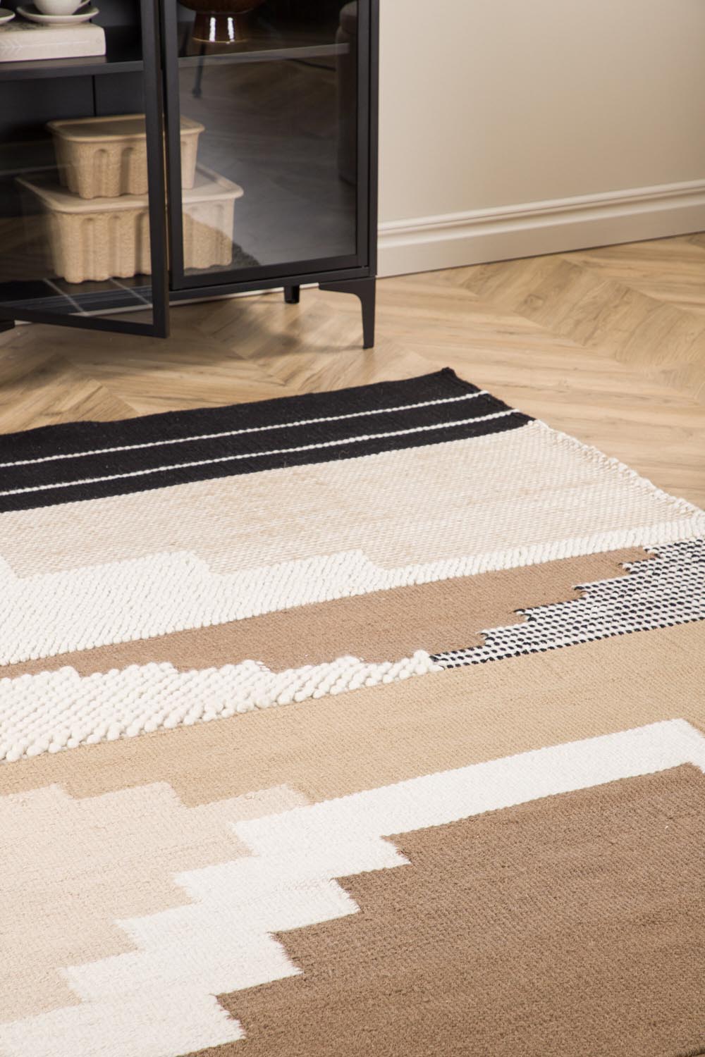 Aston Teppich in Braun präsentiert im Onlineshop von KAQTU Design AG. Teppich ist von Venture Home