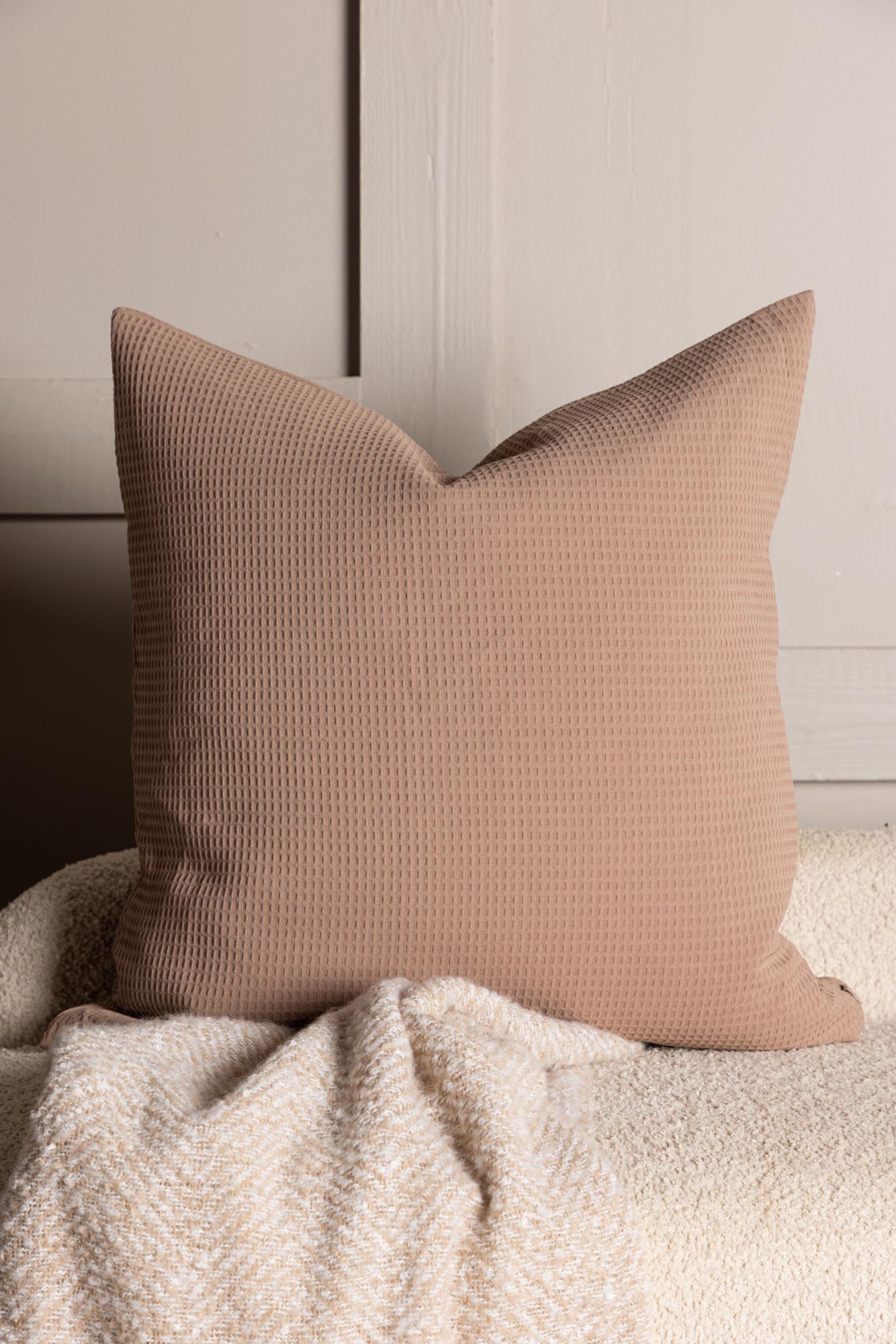 Celine Kissenbezug von Venture Home: Stilvoller Komfort in elegantem Beige, ideal für jedes Wohnambiente. Pflegeleicht und langlebig.