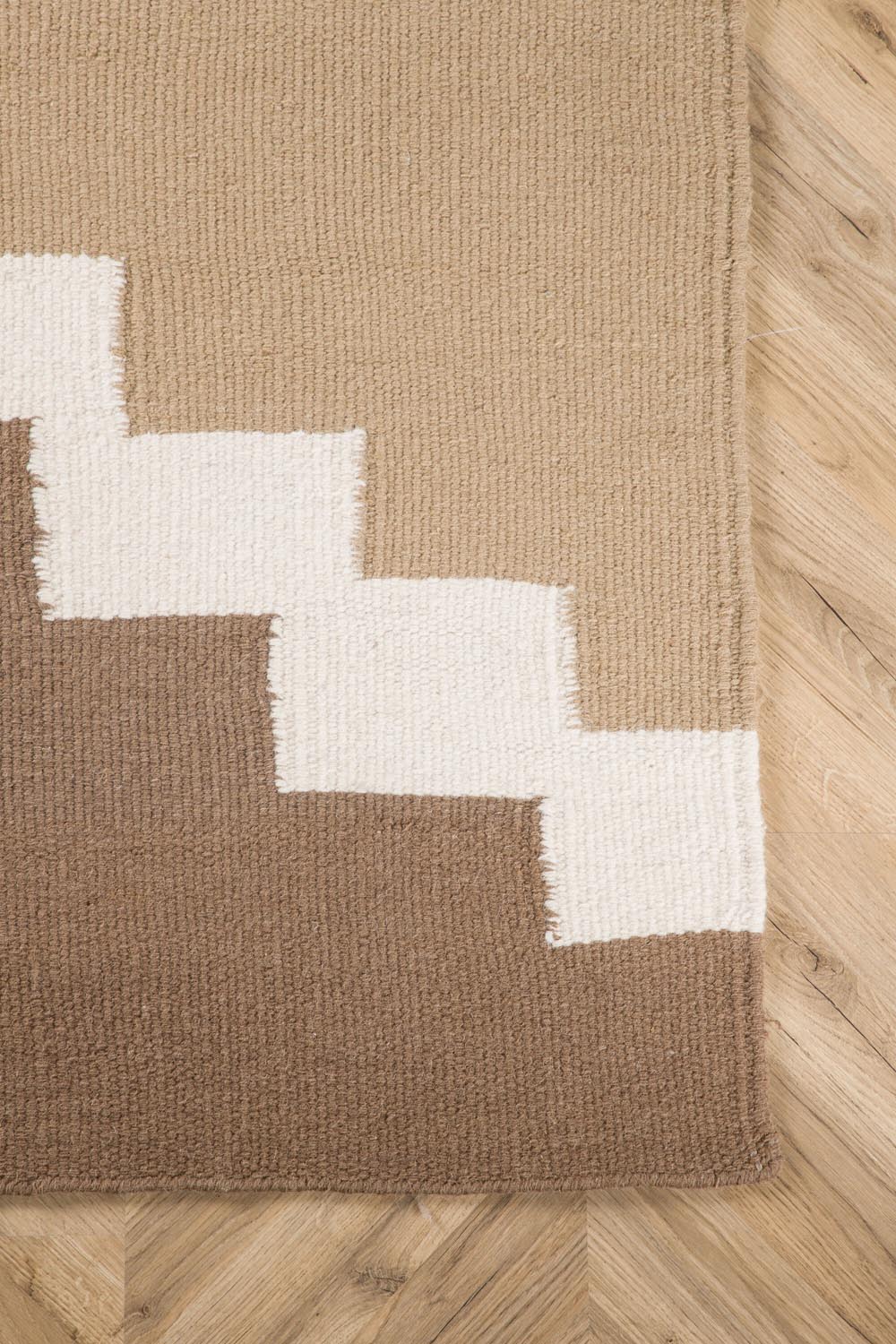 Aston Teppich in Braun präsentiert im Onlineshop von KAQTU Design AG. Teppich ist von Venture Home