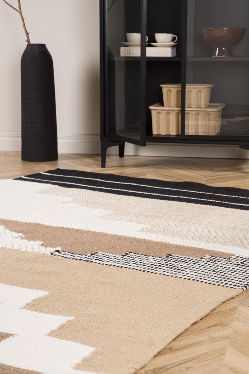 Aston Teppich in Braun präsentiert im Onlineshop von KAQTU Design AG. Teppich ist von Venture Home