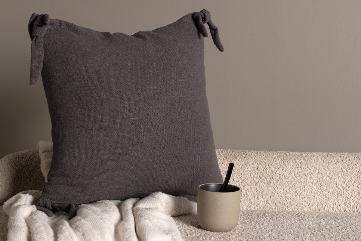 Nora Kissenbezug in Dunkelgrau präsentiert im Onlineshop von KAQTU Design AG. Deko Kissenbezug ist von Venture Home