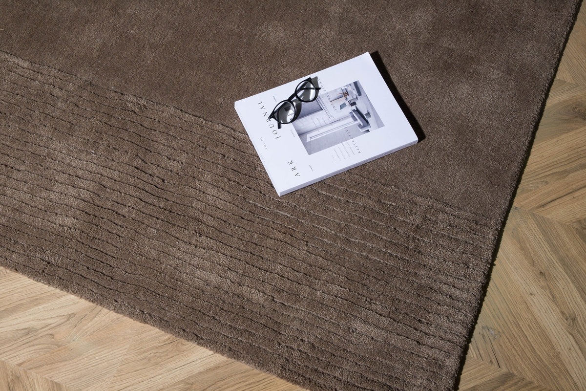 Matteo Teppich in Braun präsentiert im Onlineshop von KAQTU Design AG. Teppich ist von Venture Home