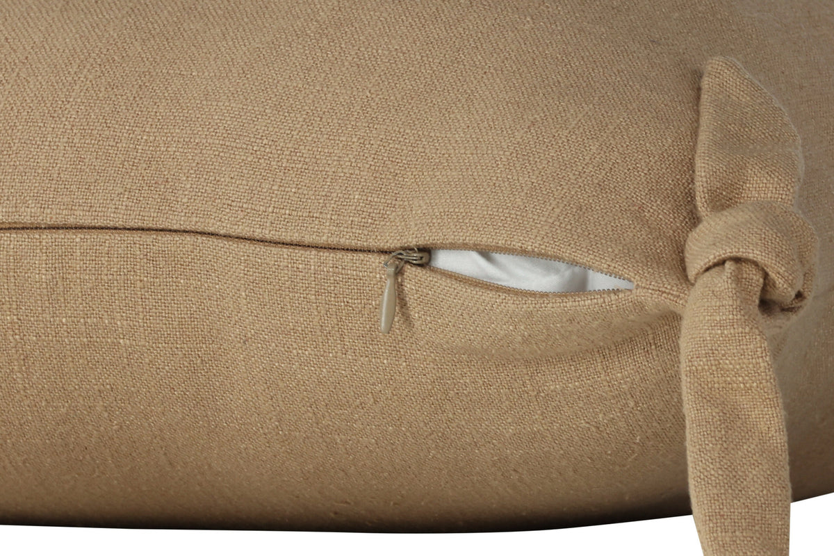 Nora Kissenbezug in Braun präsentiert im Onlineshop von KAQTU Design AG. Deko Kissenbezug ist von Venture Home