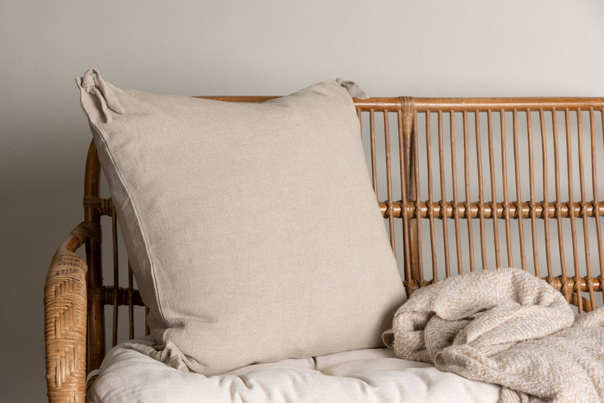 Nora Kissenbezug in Beige präsentiert im Onlineshop von KAQTU Design AG. Deko Kissenbezug ist von Venture Home