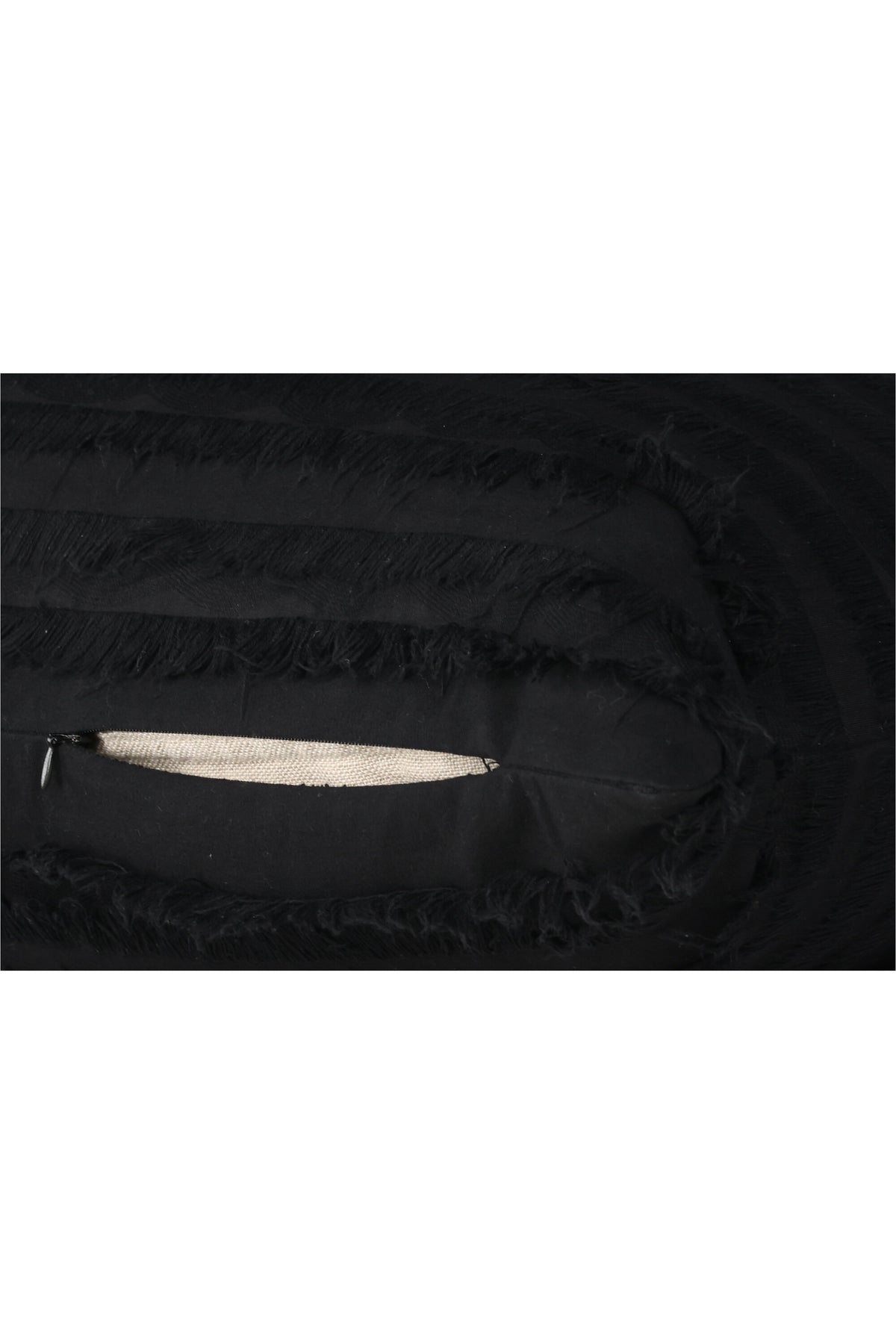 Schwarzer Edith Kissenbezug aus 100 % Baumwolle mit dekorativen Wimpern und linearem Muster in rechteckiger Form.