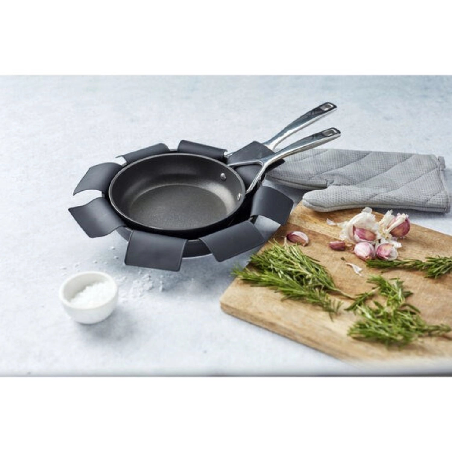 Praktisches 2er Set Pfannenschoner von Demeyere, 40 cm, schützt Kochgeschirr effektiv vor Abnutzung und sorgt für eine längere Lebensdauer.
