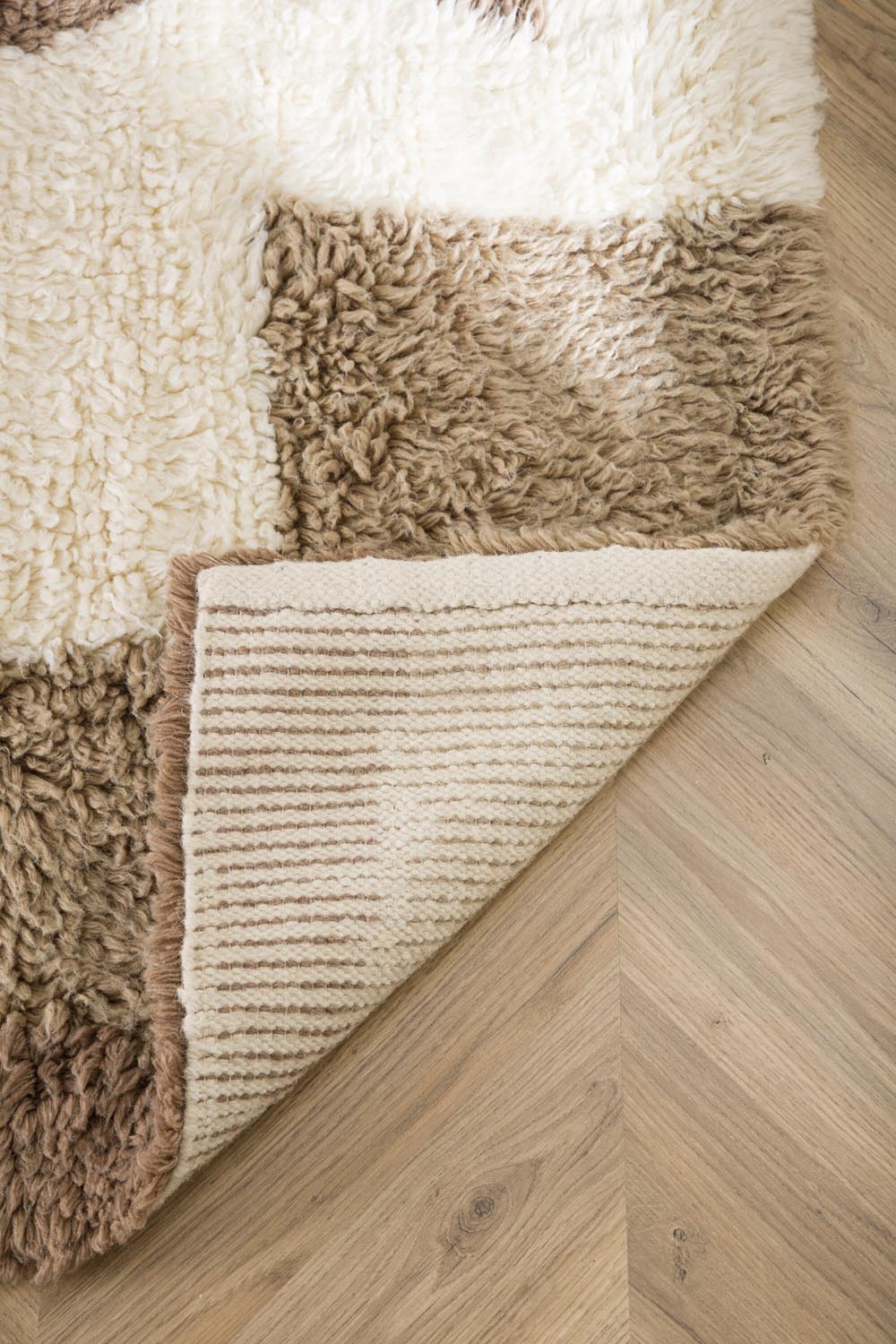 Nestor Teppich in Weiss präsentiert im Onlineshop von KAQTU Design AG. Teppich ist von Venture Home