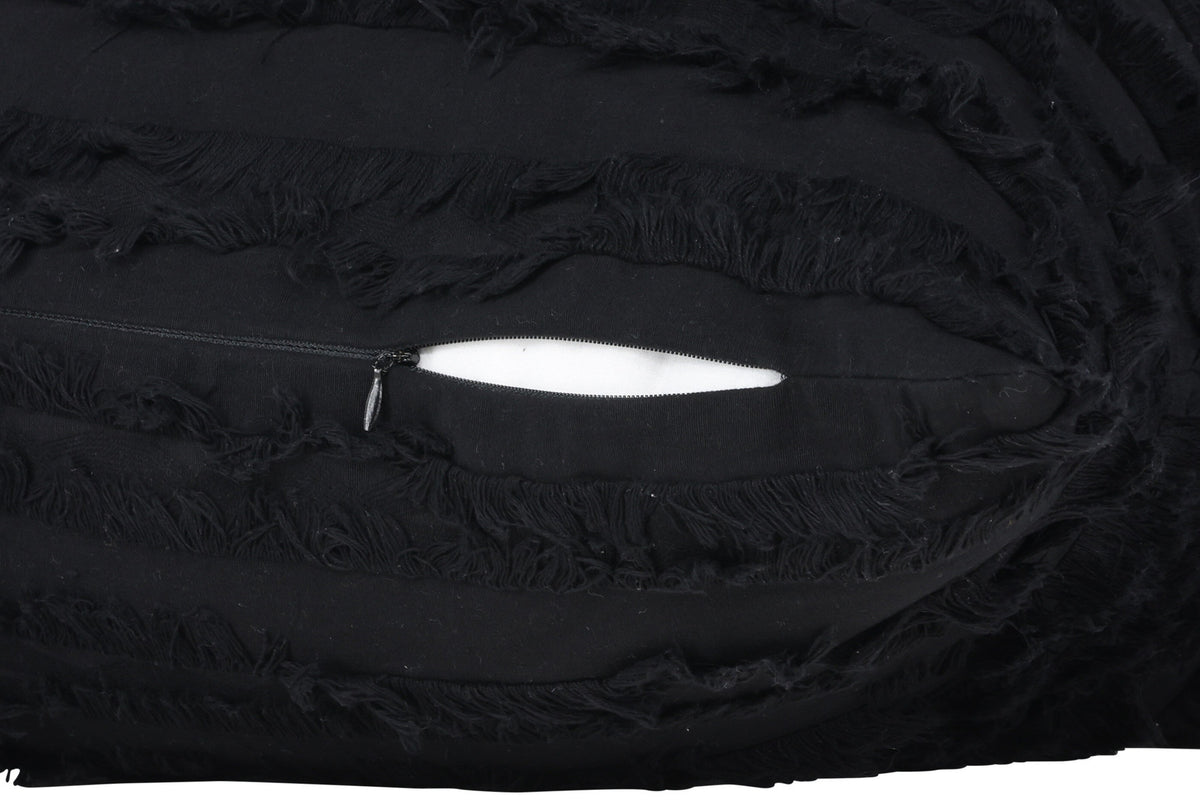Edith Kissenbezug in Schwarz präsentiert im Onlineshop von KAQTU Design AG. Deko Kissenbezug ist von Venture Home