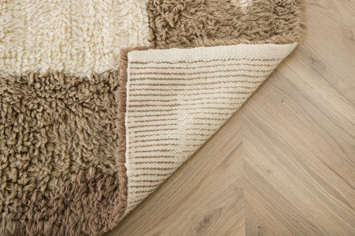 Nestor Teppich in Weiss präsentiert im Onlineshop von KAQTU Design AG. Teppich ist von Venture Home