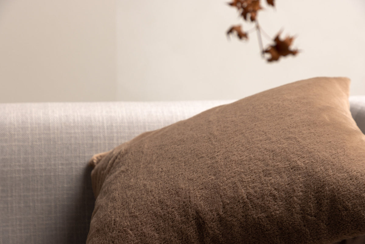 Thea Kissenbezug in Braun präsentiert im Onlineshop von KAQTU Design AG. Deko Kissenbezug ist von Venture Home