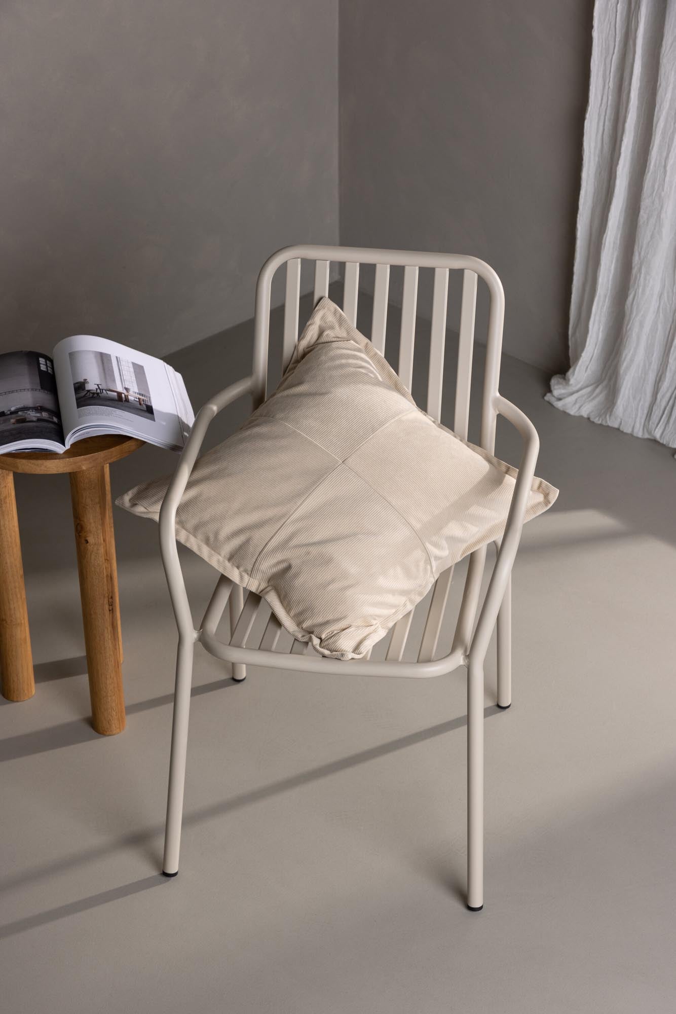 Der Lykke Kissenbezug von Venture Home vereint nostalgischen Manchester-Stoff mit pflegeleichtem Samt in Beige für stilvolle Akzente.